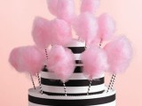 a cake-inspired stand with cotton candy will be a unique alternative with a strong party feel