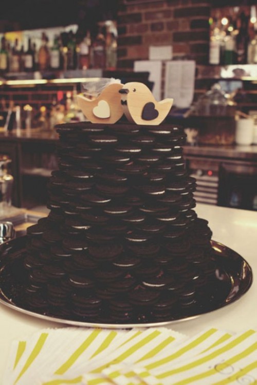 a wedding cake composed of Oreo cookies is a creative and tasty idea for any wedding