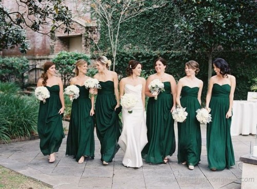 strapless emerald green maxi bridesmaid dresses with pleated skirts are very elegant and chic and help you embrace the fall