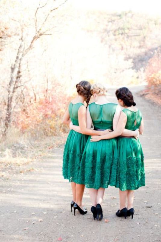 Emerald sleeveless midi bridesmaid dresses with lace and black heels are chic and stylish for a bright fall wedding