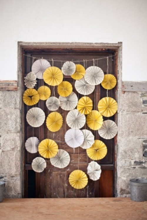 grey and yellow paper fan garlands are great to style your wedding, they can be used as a wedding backdrop, as a decoration in the reception