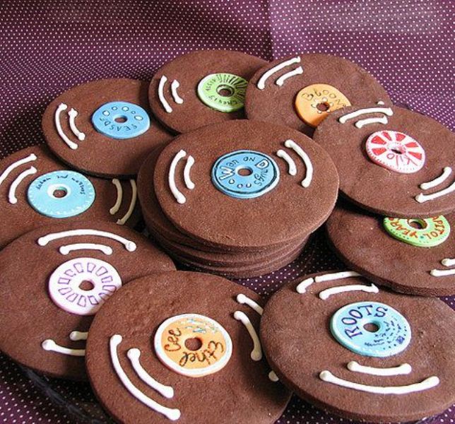 Glazed cookies styled as vinyl are a nice idea for your dessert table