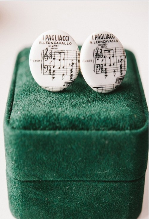 chic cufflinks can become a gorgeous gift for the groom on the wedding day