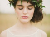 a moody fall floral crown with lots of greenery, white and burgundy blooms and seed pods is a stylish and chic idea for the fall