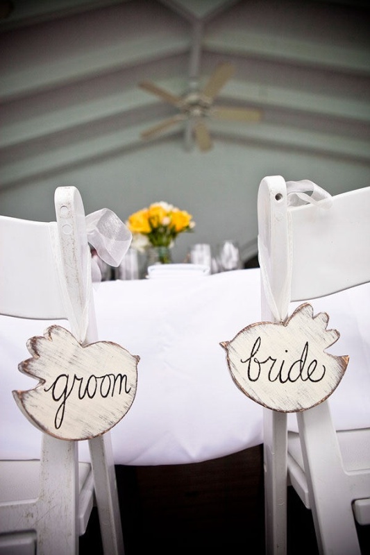 Love bird shaped wooden plaques instead of traditional chair signs are a cool and simple DIY idea to try