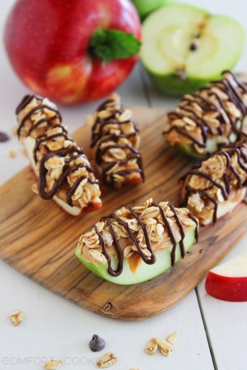 apple slices topped with caramel, chocolate and nuts are a gorgeous fall wedding appetizer to make yourself