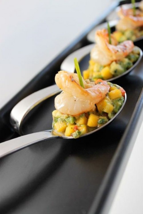 spoons with mango and avocado, with shrimps on top are amazing and exquisite wedding appetizers for a refined wedding