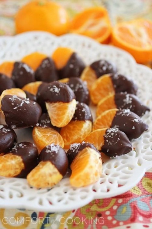 delicious tangerins dipped in chocolate and covered with salt are amazign healthy and sweet wedding appetizers
