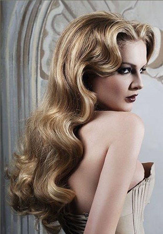 Very long blonde vintage waves will make your look very refined and very chic