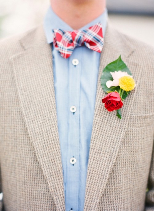 a bold floral boutonniere of white, yellow and red blooms and a single grene leaf is always a cool and fun idea to rock