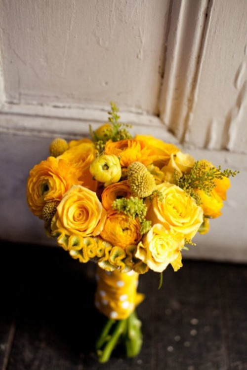 an all-yellow wedding bouquet of roses, ranunculus, billy balls and mimosas is a pretty solution for yellow weddings