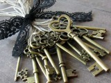 beautiful vintage keys with black lace ribbons are amazing as wedding favors, especially if you are rocking a vintage or Alice in Wonderland wedding theme