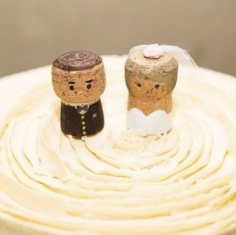 funny wine cork wedding cake toppers showing a groom in black and a bride in white can be DIYed