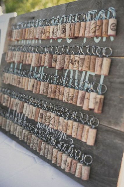 wine cork key rings will be simple and budget friendly wedding favors and can be easily DIYed