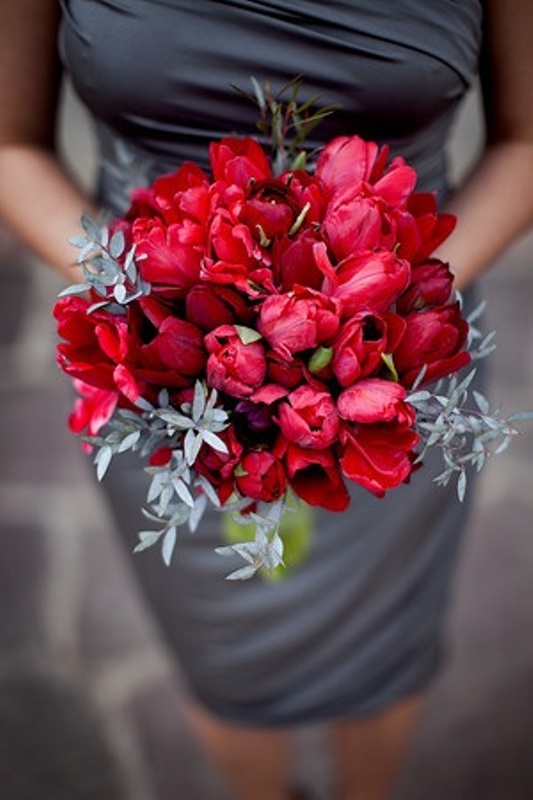 a short draped grey dress and a red bouquet are a gerat contrasting combo for such a wedding