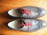 grey wedding shoes with red laces are a nice idea for grooms and groomsmen, elegant and with a touch of color