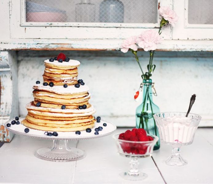 a pancake wedding cake with sugar powder, berries is a lovely idea for a summer wedding, you can DIY it