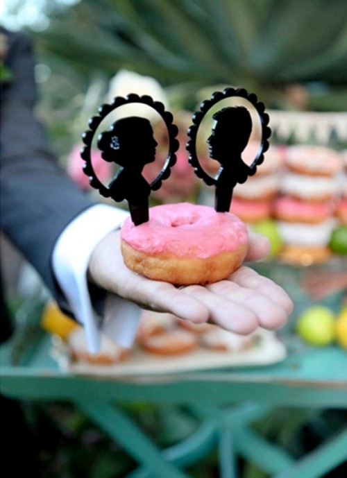 if you don't have a wedding cake, you can top with your silhouette any dessert that you have, for example, a donut