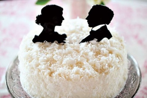 a textural white wedding cake with black head silhouettes is a classic idea for a wedding, it's cool for vintage weddings