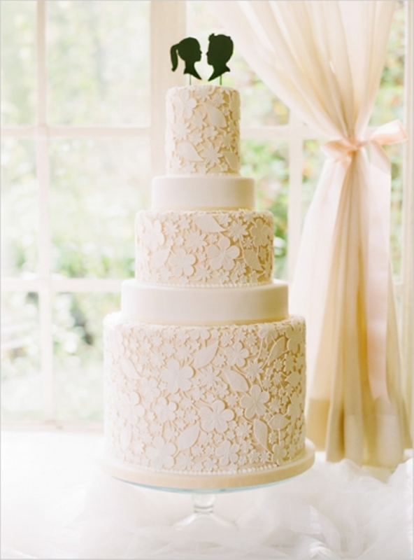 a white lace and plain wedding cake with black head silhouettes is a chic and refined idea for a vintage wedding