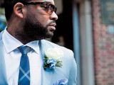 a light blue suit, a white shirt and a printed navy tie for a bright and chic groom’s outfit