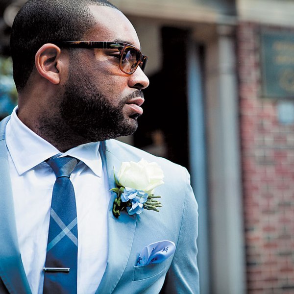 A light blue suit, a white shirt and a printed navy tie for a bright and chic groom's outfit