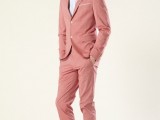 a pink suit, an off-white shirt and whiet sneakers for a modern and bright groom’s outfit