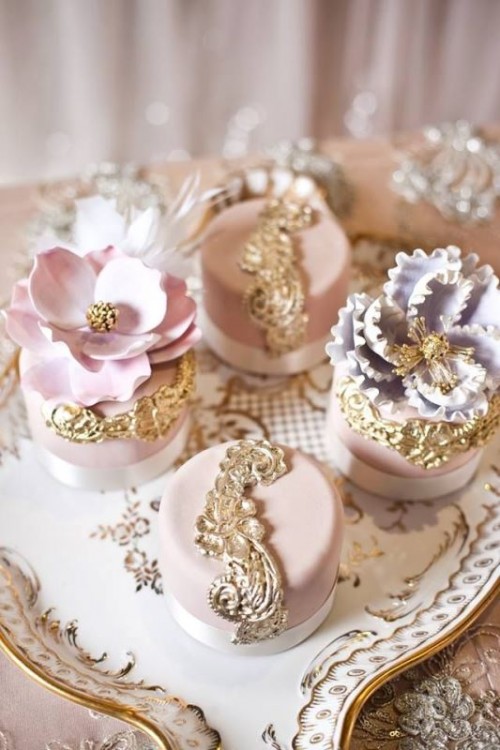pastel individual wedding cakes decorated with gold edible lace and sugar blooms on top for a refined and glam wedding