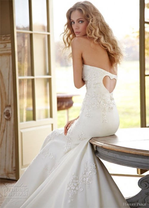 a strapless mermaid plain wedding dress with floral appliques, a cutout heart on the back is a refined and chic idea