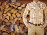 a rustic groom’s look with a checked shirt, a mint skinny tie, tan pants and a brown belt is a great idea if your wedding is a non-formal one