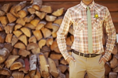 a rustic groom's look with a checked shirt, a mint skinny tie, tan pants and a brown belt is a great idea if your wedding is a non-formal one