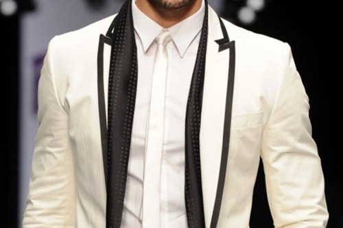 a creamy tuxedo with black rim lapels and a white skinny tie create a unique and very eye-catchy look for a modern wedding, if you want to stand out