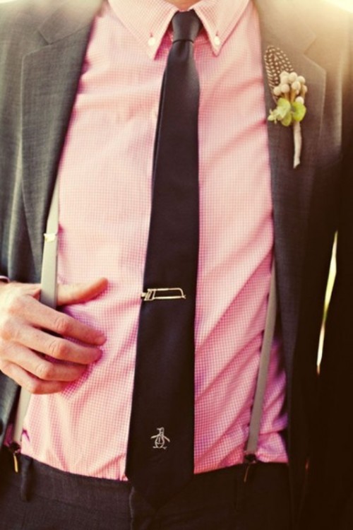 a grey pantsuit, a pink shirt and a black skinny tie are a nice contrasting combo for a bold and eye-catchy wedding