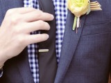 a navy pantsuit, a gingham blue shirt, a black skinny tie and a bright boutonniere are a nice combo for a wedding