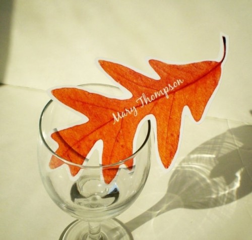 a bright fall leaf as a seating card is a cool and easy idea for a modern fall wedding