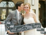 a chalkboard sign looking like a real ribbon is a lovely idea for a modern wedding, it looks cool and can be easily DIYed