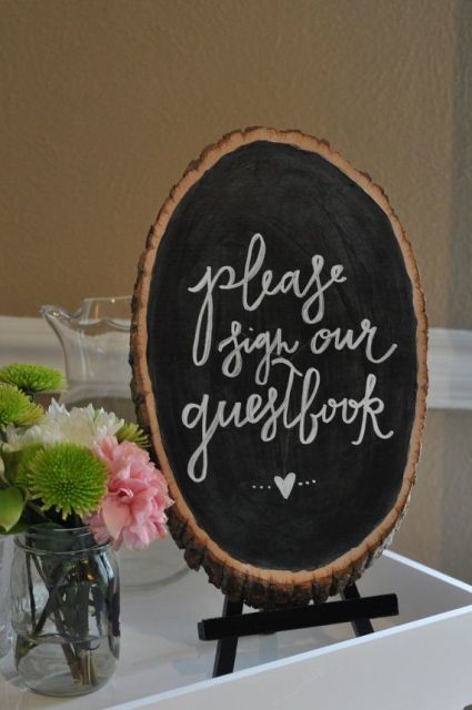 a wood slice chalkboard sign with some chalking is a lovely idea for a rustic wedding, make one yourself