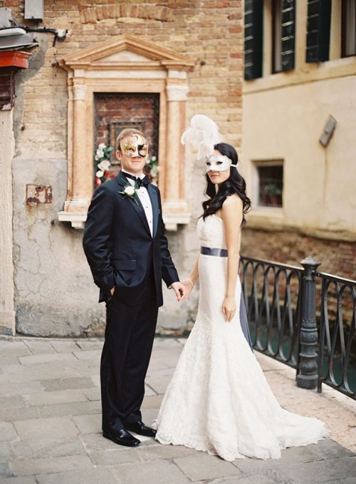 take pics or wedding portraits in gorgeous Venetian masks to make your wedding pics ultimate