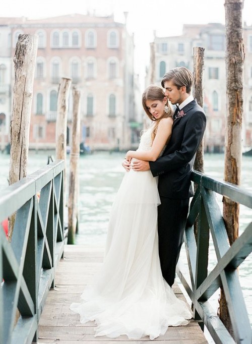 take some pics on the piers of Venice to make your wedding pics filled with charm of this city