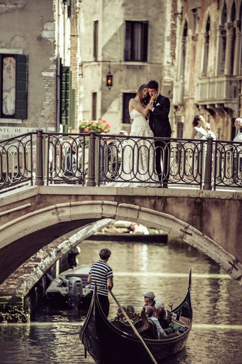 bridges of Venice are a fantastic place to take your wedding portraits, these are very romantic spots to go for