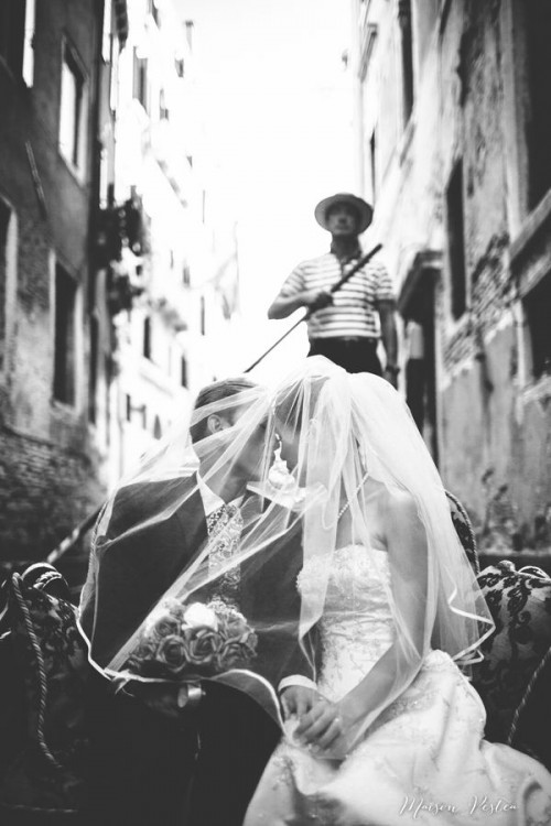 taking pics in gondolas is classics for Venice weddings, and not only wedding, this is the quintessence of this city