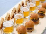 mini burgers, mini toasts and beer mugs are a delicious idea that will please everyone