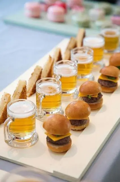 mini burgers, mini toasts and beer mugs are a delicious idea that will please everyone