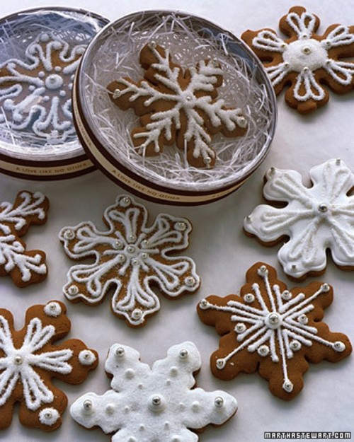 round boxes with glazed snowflake cookies are great wedding favors you can make yourself for your guests