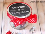 jars with chocolate candies are amazing as wedding favors and you may craft them yourself buing chocolate beforehand