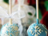 mini blue and white snowflake cake pops are great as wedding favors and will please everyone as they are tasty