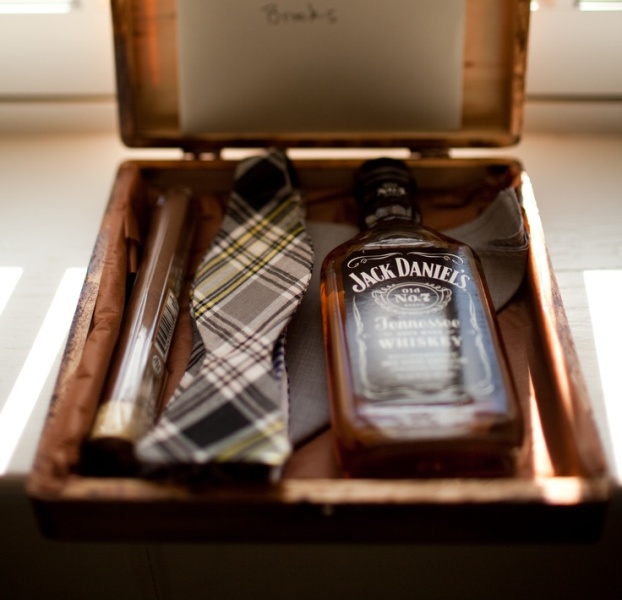 a wooden box with a tie, a cigar and a bottle of whiskey is a real gentleman pack that will be appreciated by most of men