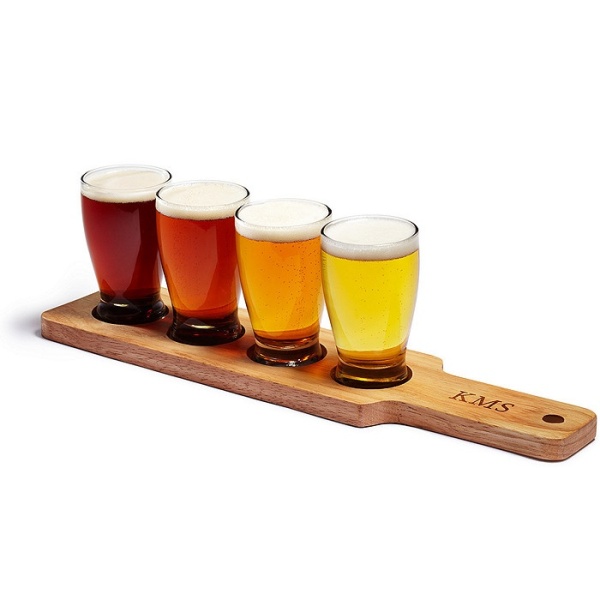 A stand with beer glasses is a lovely idea for groomsmen who enjoy tasting various kinds of beer