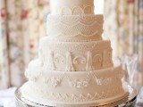 a neutral lace wedding cake is a chic and refined idea for a vintage wedding