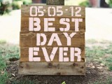 a wood plaque sign of reclaimed wood is a lovely idea for a rustic, laid-back or shabby chic wedding, it looks nice and cool
